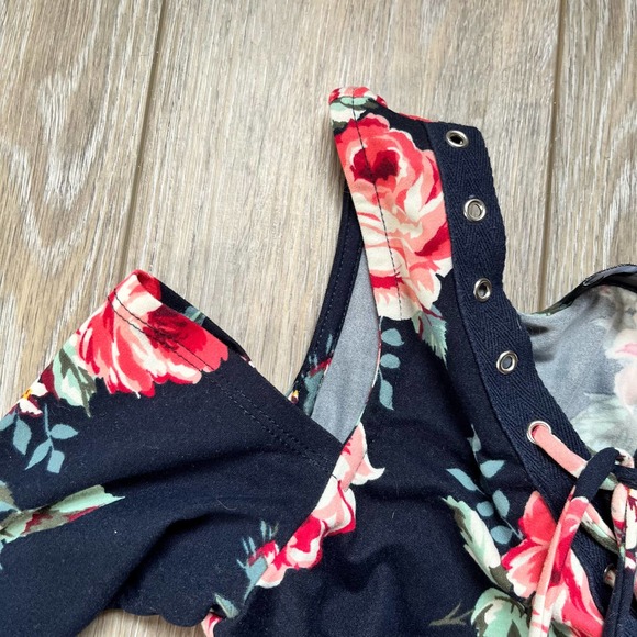 IZ Byer XS Shirt Cut-Out Shoulder Floral Shirt - Picture 4 of 5